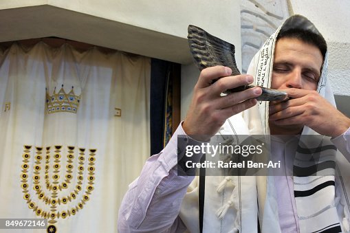 Shofi Rabbi Jewish Rabbi Blows Shofar In A Synagogue High-Res Stock Photo - Getty ...