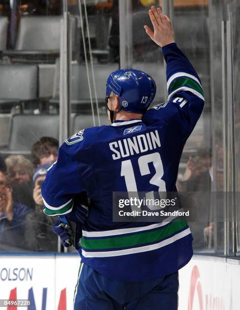 Mats Sundin of the Vancouver Canucks salutes the crowd after being selected 1st star with his shootout winning goal against his former team the...