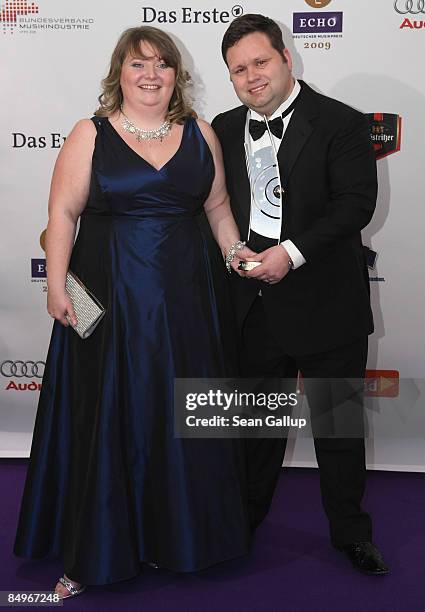 Opera singer Paul Potts holds his Echo Award with his wife Julie-Ann in the pressroom at the 2009 Echo Music Awards on February 21, 2009 in Berlin,...