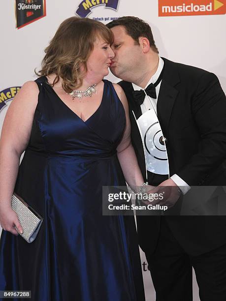 Opera singer Paul Potts holds his Echo Award while kissing his wife Julie-Ann in the pressroom at the 2009 Echo Music Awards on February 21, 2009 in...