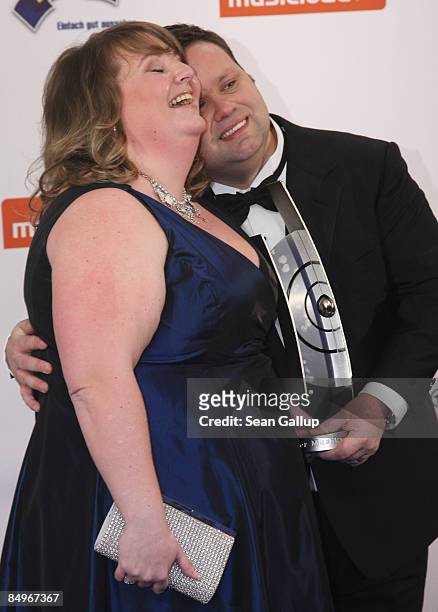 Opera singer Paul Potts holds his Echo Award with his wife Julie-Ann in the pressroom at the 2009 Echo Music Awards on February 21, 2009 in Berlin,...