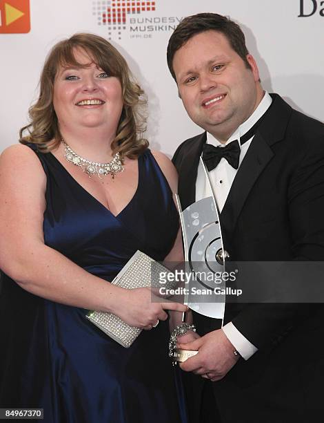 Opera singer Paul Potts holds his Echo Award with his wife Julie-Ann in the pressroom at the 2009 Echo Music Awards on February 21, 2009 in Berlin,...
