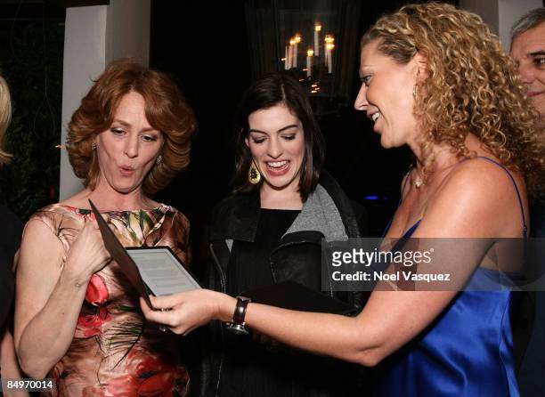 Melissa Leo and Anne Hathaway attend Sony Pictures Classics 2009 Oscar Nominee Dinner at Cecconi's on February 21, 2009 in Los Angeles, California.