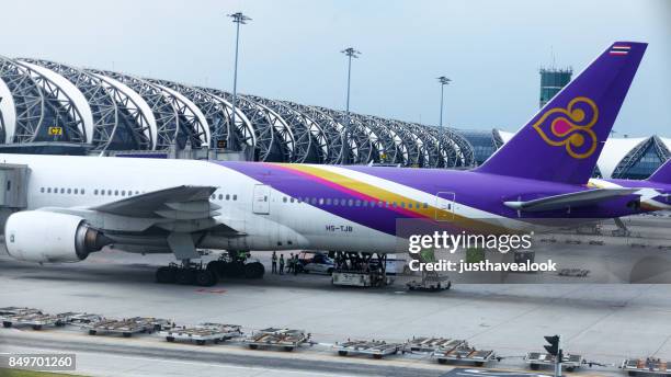 aerei thai airways parcheggiati al terminal e al cancello - aeroporto di suvarnabhumi foto e immagini stock