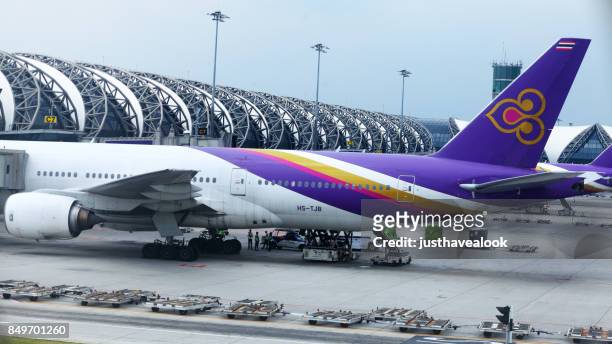 aviões de thai airways estacionados no terminal e portão - aeroporto suvarnabhumi - fotografias e filmes do acervo