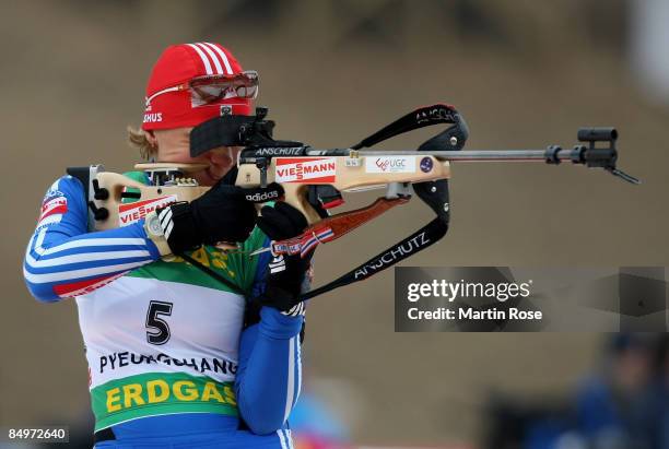 Olga Zaitseva of Russia shoots prior the Women's 12,5 km mass start of the IBU Biathlon World Championships on February 22, 2009 in Pyeongchang,...