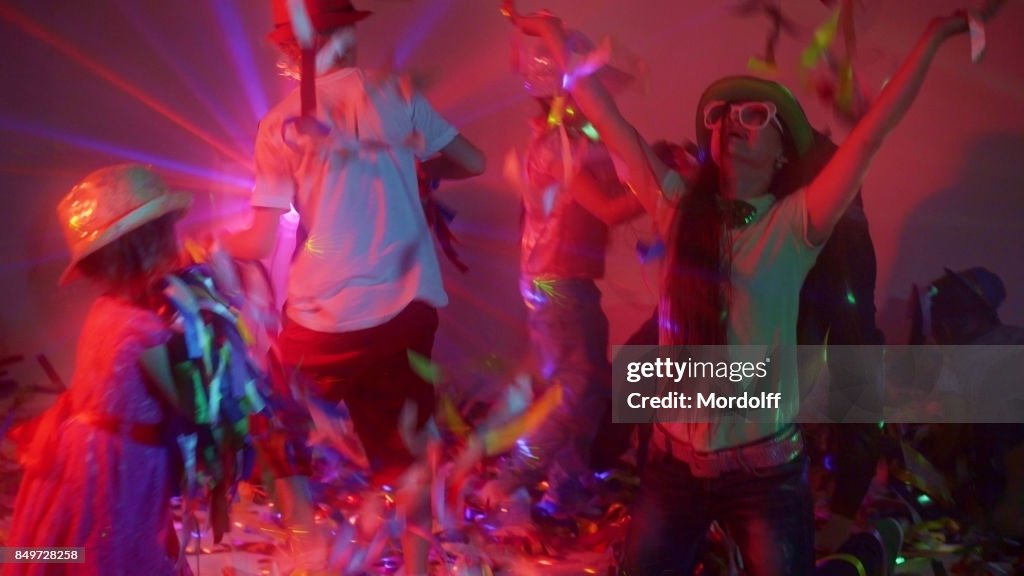 Entretenimiento con cintas en la fiesta de los niños