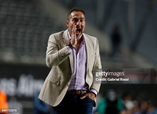 Gustavo Matosas of Estudiantes gives instructions to his players during the second leg match between Estudiantes and Nacional as part of round of 16...