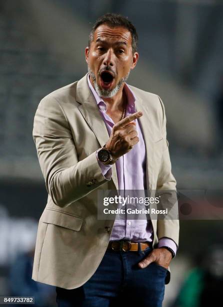 Gustavo Matosas of Estudiantes gives instructions to his players during the second leg match between Estudiantes and Nacional as part of round of 16...