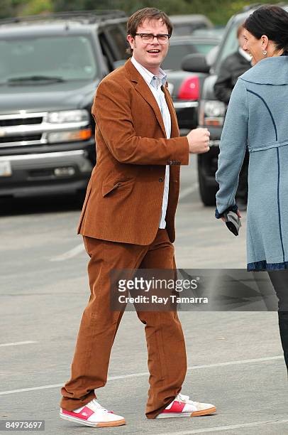 Actor Rainn Wilson walks in Santa Monica on February 21, 2009 in Santa Monica, California.