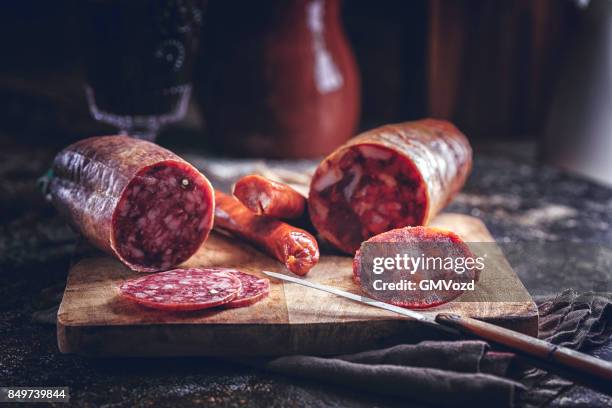 variatie van spaanse voorgerecht salami, worst, ham en kaas van goede kwaliteit - iberische stijl stockfoto's en -beelden