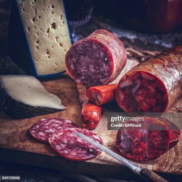 variazione di salame di antipasto spagnolo, salsiccia, prosciutto e formaggio di buona qualità - cultura spagnola foto e immagini stock