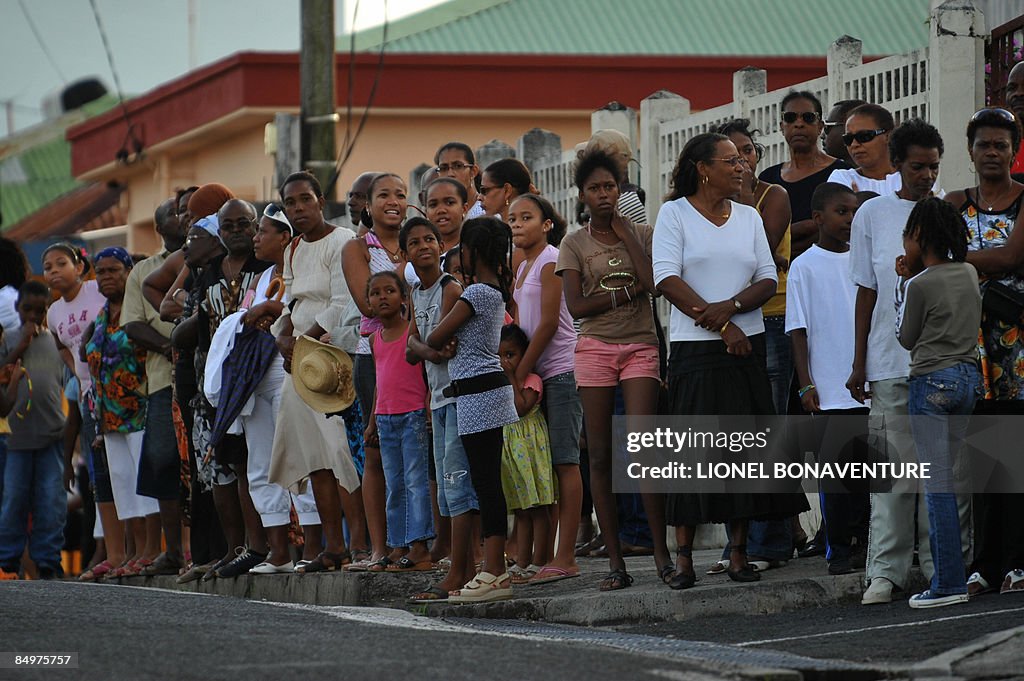 People wait for the unionist Jacques Bin