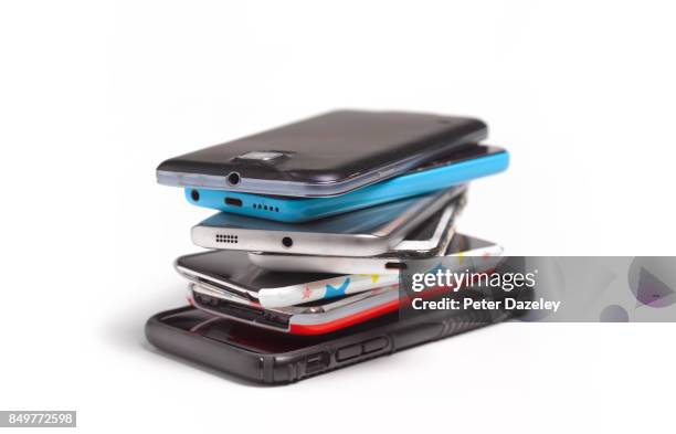 redundant mobile phones and smart phones - multi colored stock photos et images de collection