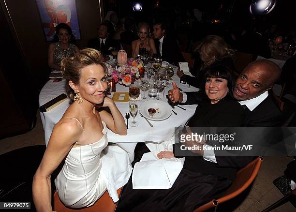 Musician Sheryl Crow and Lisa Robinson attends the 2009 Vanity Fair Oscar party hosted by Graydon Carter at the Sunset Tower Hotel on February 22,...