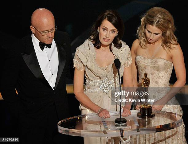 Sally Ledger , Mother of late Heath Ledger, accepts the award for Best Supporting Actor for "The Dark Night" with father Kim and sister Kate during...