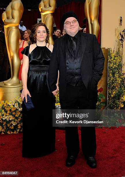 Actor Philip Seymour Hoffman and partner Mimi O'Donnell arrive at the 81st Annual Academy Awards held at Kodak Theatre on February 22, 2009 in Los...
