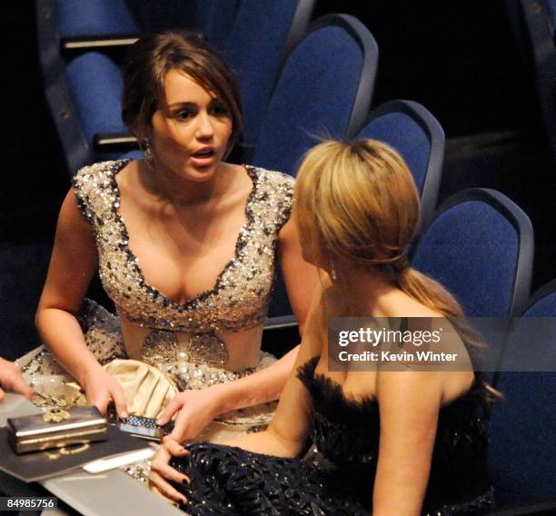 Singer/actress Miley Cyrus and mother Leticia Cyrus watch during the 81st Annual Academy Awards held at Kodak Theatre on February 22, 2009 in Los...