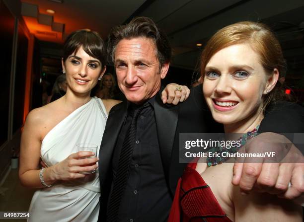 Actors Penelope Cruz,Sean Penn, and Isla Fisher attend the 2009 Vanity Fair Oscar party hosted by Graydon Carter at the Sunset Tower Hotel on...