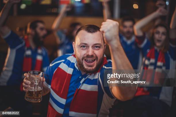 freunde, trinken bier und spiel in der bar - soccer scarf stock-fotos und bilder