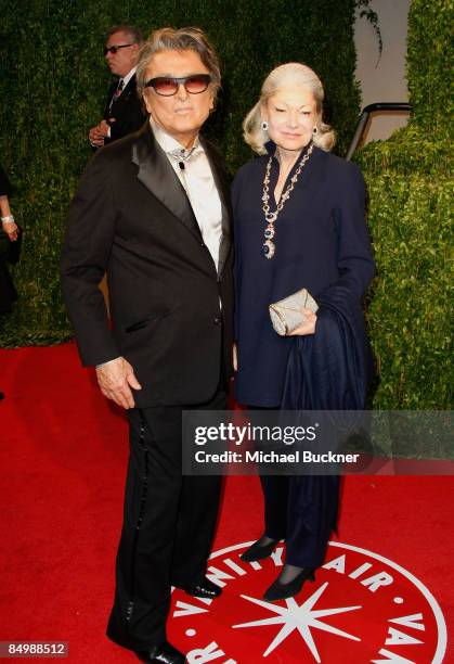 Producer Robert Evans arrives at the 2009 Vanity Fair Oscar Party hosted by Graydon Carter held at the Sunset Tower on February 22, 2009 in West...