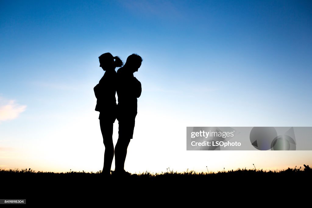 Couple silhouette breaking up a relation