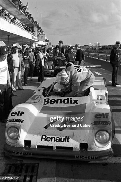 Didier Pironi, Rene Arnoux, Renault Alpine A442, 24 Hours of Le Mans, Le Mans, France, 1977.