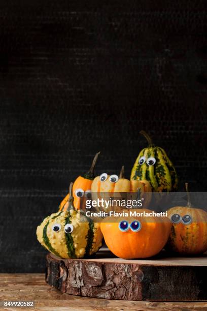 pumpkins with eyes for halloween - googly eyes 個照片及圖片檔