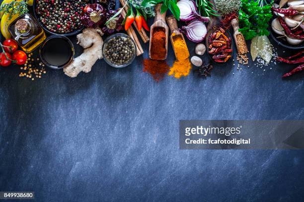gewürze und kräuter auf dunklen küchentisch - food photography dark background blue stock-fotos und bilder