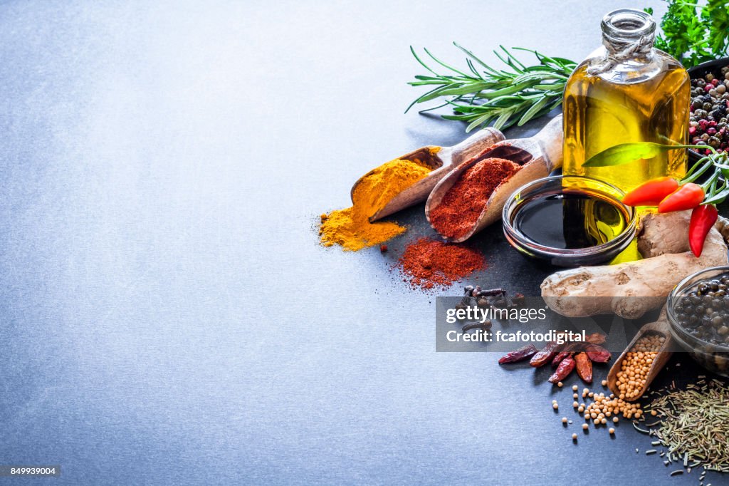 Especias y hierbas en la mesa de la cocina azul