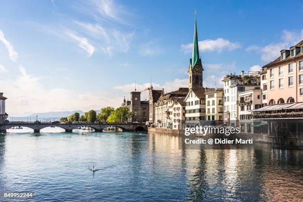 zurich old town with the limmat river in switzerland - lagos skyline - fotografias e filmes do acervo