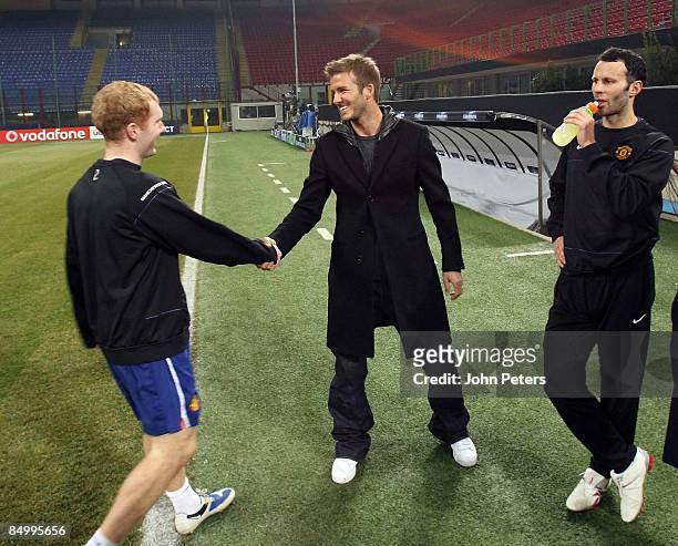 David Beckham of AC MIlan speaks with Paul Scholes and Ryan Giggs of Manchester United during a training session ahead of their UEFA Champions League...