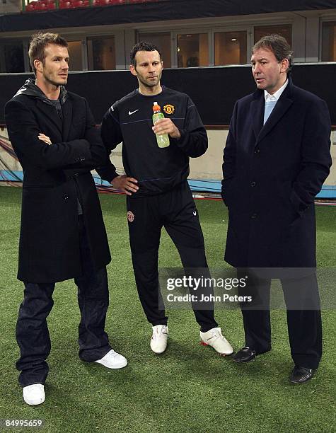 David Beckham of AC MIlan speaks with Ryan Giggs and Bryan Robson of Manchester United during a training session ahead of their UEFA Champions League...