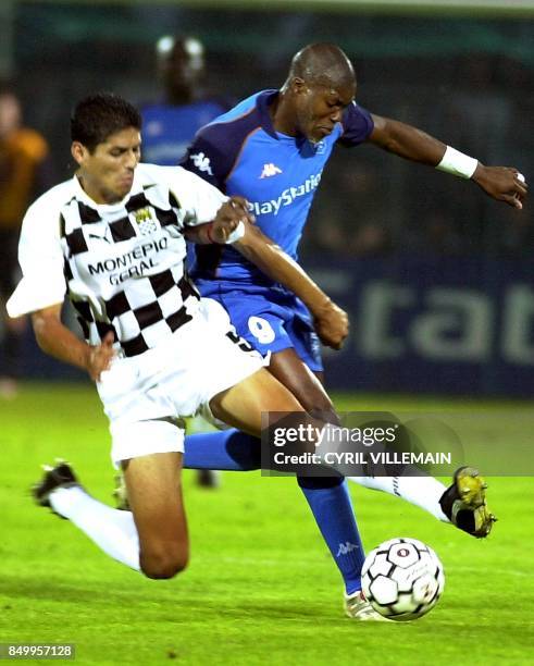 Le défenseur du Boavista Porto Eder Silvera tente de tacler l'attaquant d'Auxerre, Djibril Cissé, lors du match retour Auxerre/Boavista Porto...