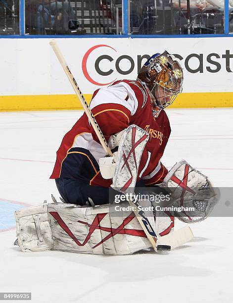 Johan Hedberg of the Atlanta Thrashers makes a save against the Philadelphia Flyers at Philips Arena on February 8, 2009 in Atlanta, Georgia.