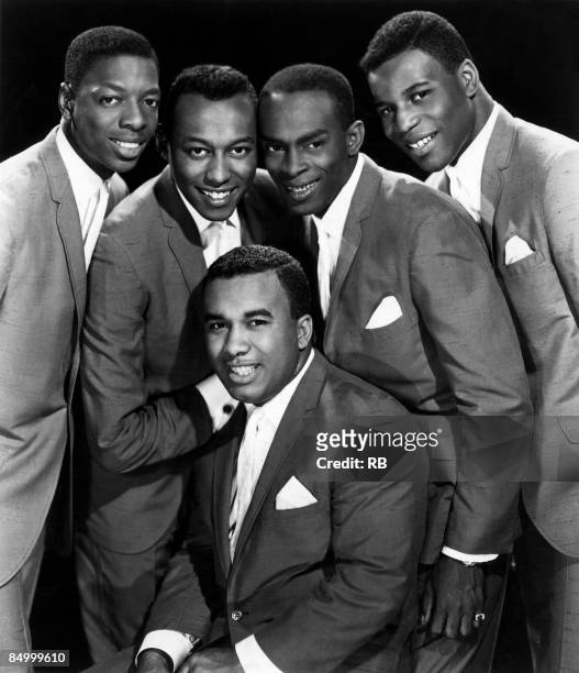 Photo of Billy HENDERSON and George DIXON and DETROIT SPINNERS and Bobby SMITH and Henry FAMBROUGH; Posed studio group portrait - Bobby Smith, George...
