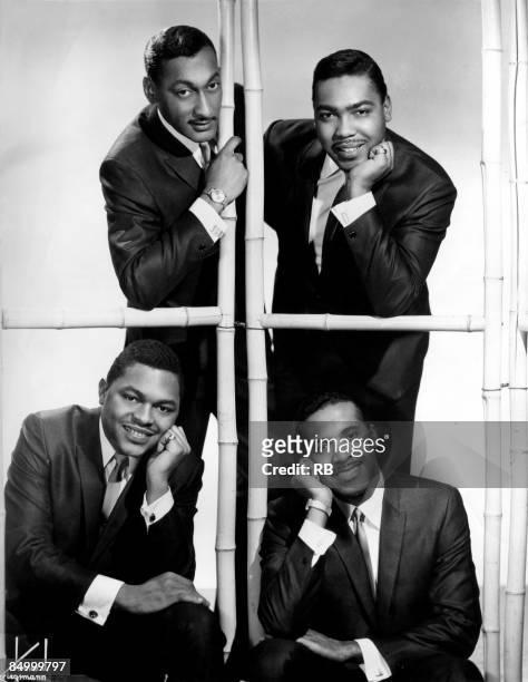 Photo of Abdul FAKIR and FOUR TOPS and Levi STUBBS and Lawrence PAYTON and Renaldo BENSON; Posed group portrait - clockwise from bottom left -...