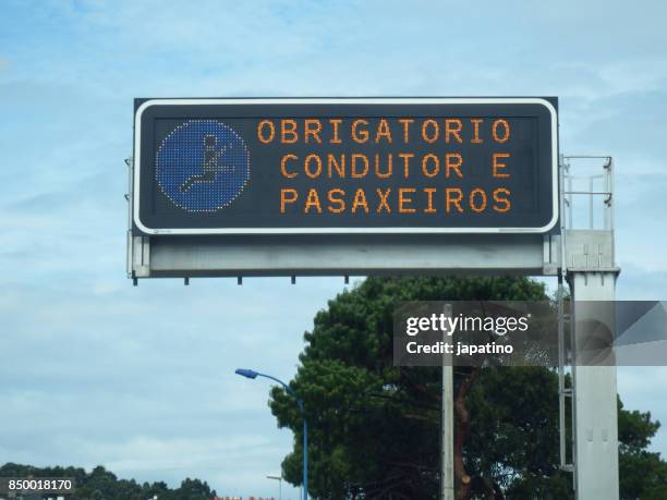 signal of traffic of mandatory notice of seat belt - lasergun stockfoto's en -beelden