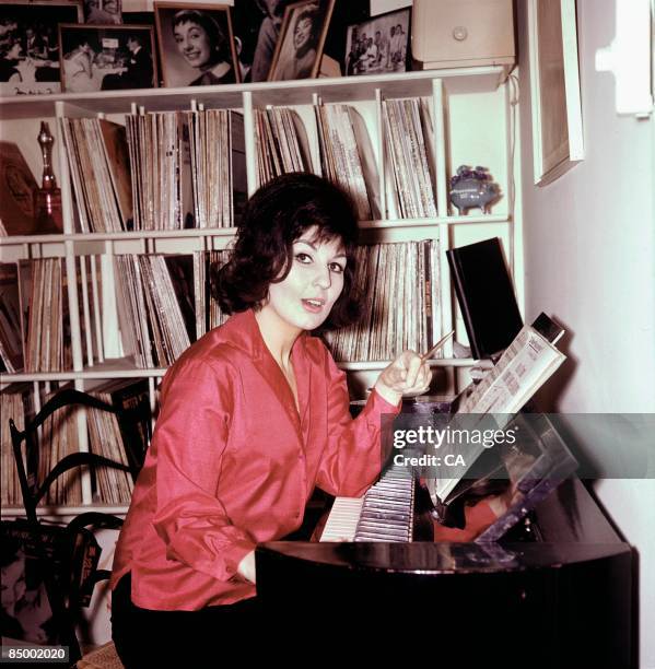 Alan Cogan 136 Alma Cogan Photos & High Res Pictures - Getty Images