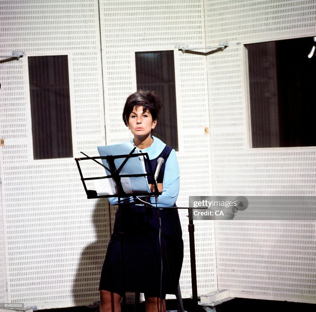 Alan Cogan Photo of Alma COGAN; Alma Cogan performing in a recording studio News ...