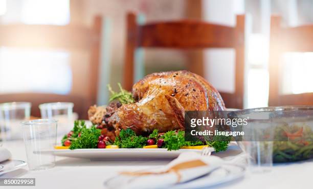thanksgiving-abendessen - christmas table turkey stock-fotos und bilder