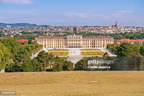 schloss schönbrunn, wien - majaiva stock-fotos und bilder