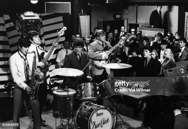 Photo of Rick HUXLEY and Dave CLARK Five and Dave CLARK and Lenny DAVIDSON, L-R. Denis Payton, Rick Huxley, Dave Clark, Lenny Davidson, Mike Smith -...