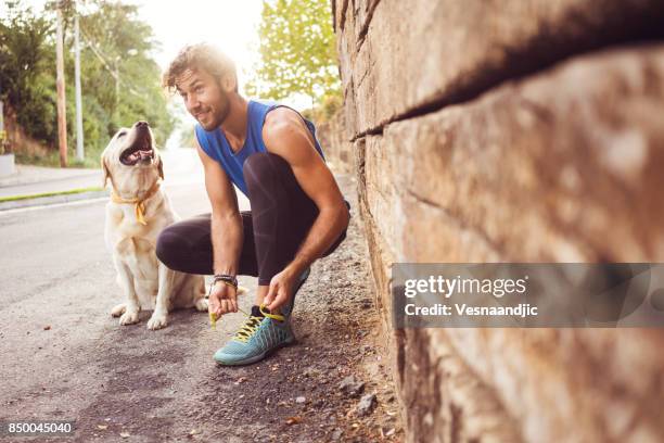 fare jogging con il mio migliore amico - urban running foto e immagini stock