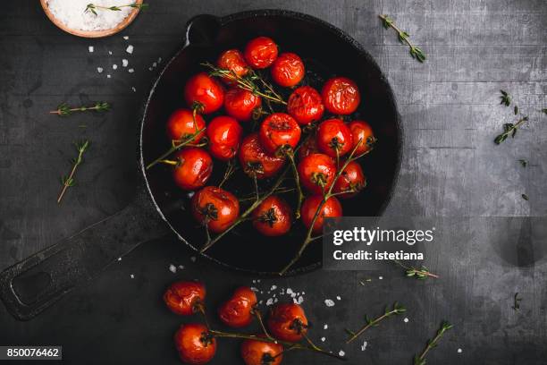 roasted cherry tomatoes with thyme - glaçage photos et images de collection