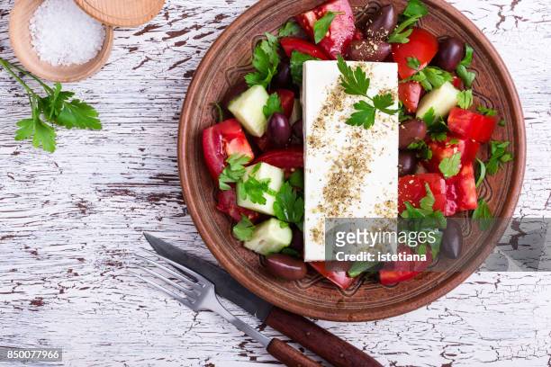 traditional greek salad - griekse gerechten stockfoto's en -beelden