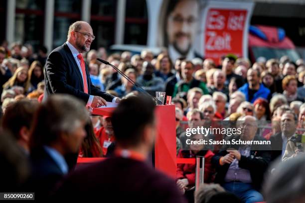 German Social Democrat and chancellor candidate Martin Schulz speaks during an election campaign stop on September 20, 2017 in Gelsenkirchen,...