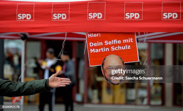 The audience cheers whilst listening to German Social Democrat and chancellor candidate Martin Schulz speaking during an election campaign stop on...