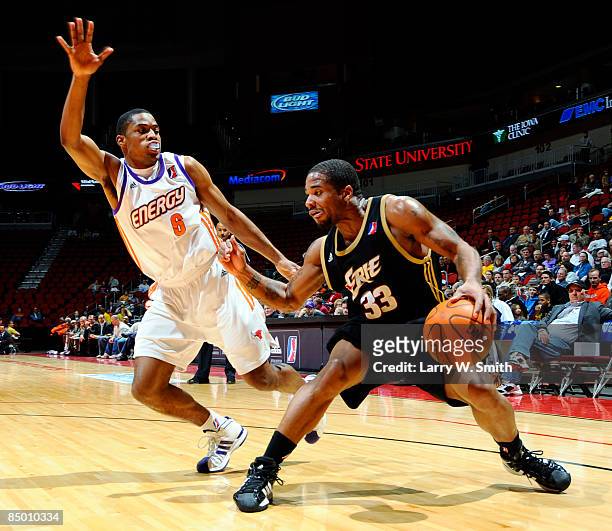 Maureece Rice of the Erie Bayhawks goes for the basket against Leonard Houston of the Iowa Energy on February 23, 2009 at Wells Fargo Arena in Des...
