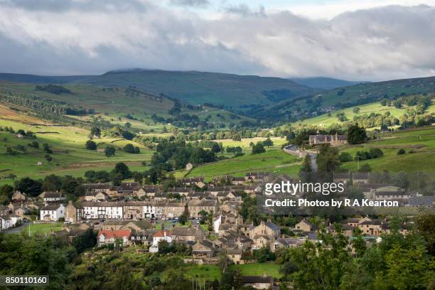 the village of reeth in swaledale, yorkshire dales, england - yorkshire imagens e fotografias de stock